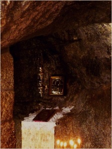 Roca en la Cueva de Juan de Patmos donde se escribió el Apocalipsis